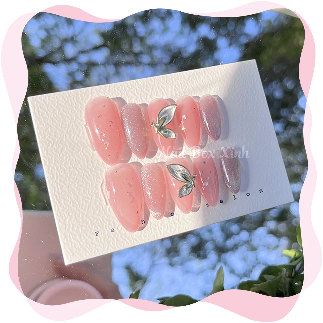 Nail box thiết kế đính đá bướm