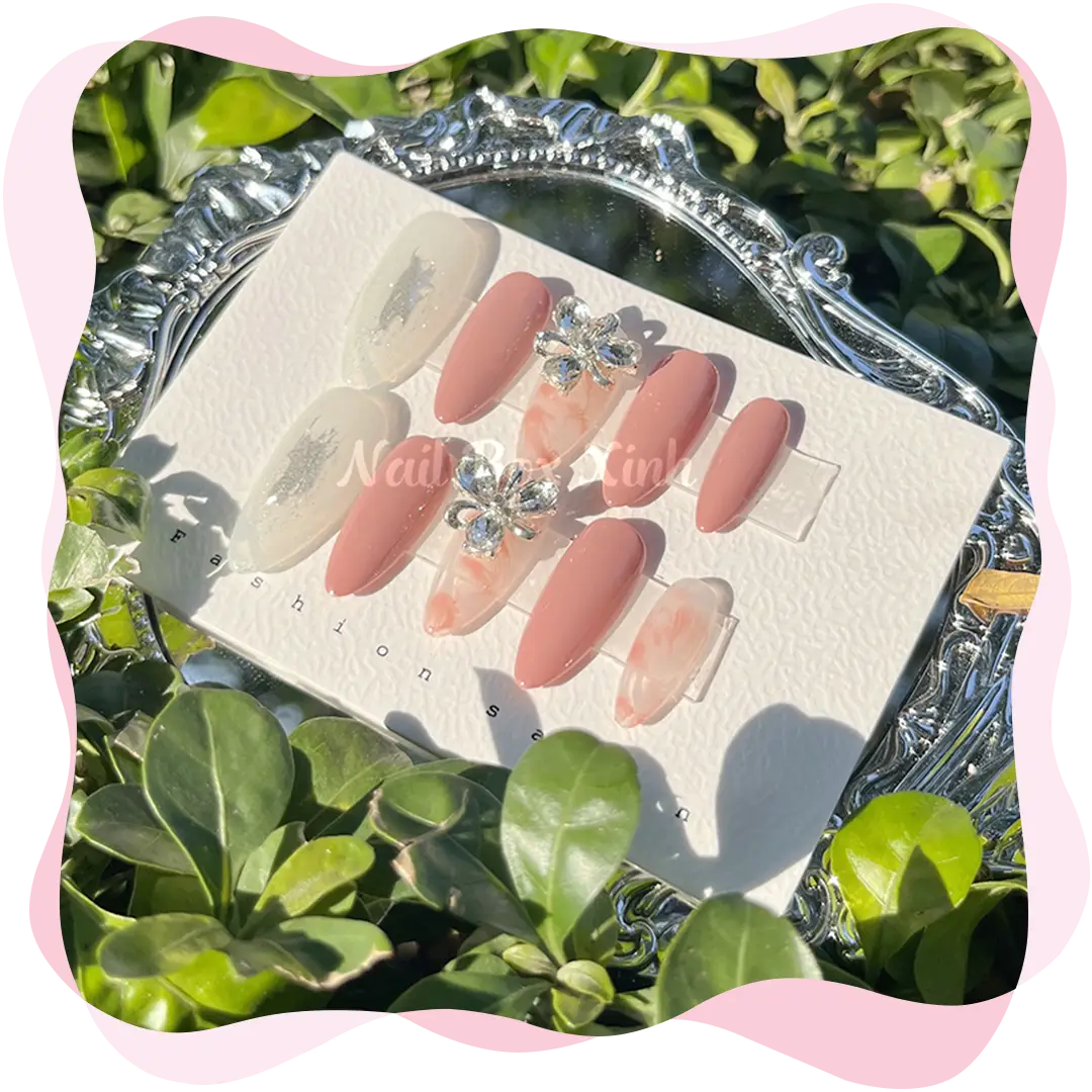 Nail box thiết kế đính đá hoa